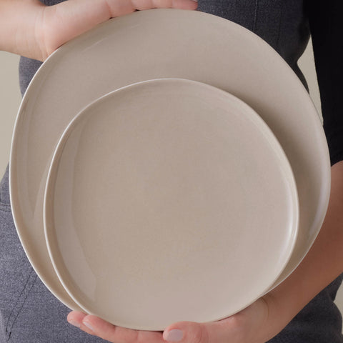 Karaca Ria New 39-Teilig Geschirrset für 12 Personen, Grau - Elegantes Porzellangeschirr-Ensemble mit 12 Esstellern, 12 Suppentellern, 12 Schalen, 2 Kleinen Ovalen Platten und 1 Großen Ovalen Platte Karaca Ria New 39-Teilig Geschirrset für 12 Personen, Grau - Elegantes Porzellangeschirr-Ensemble mit 12 Esstellern, 12 Suppentellern, 12 Schalen, 2 Kleinen Ovalen Platten und 1 Großen Ovalen Platte