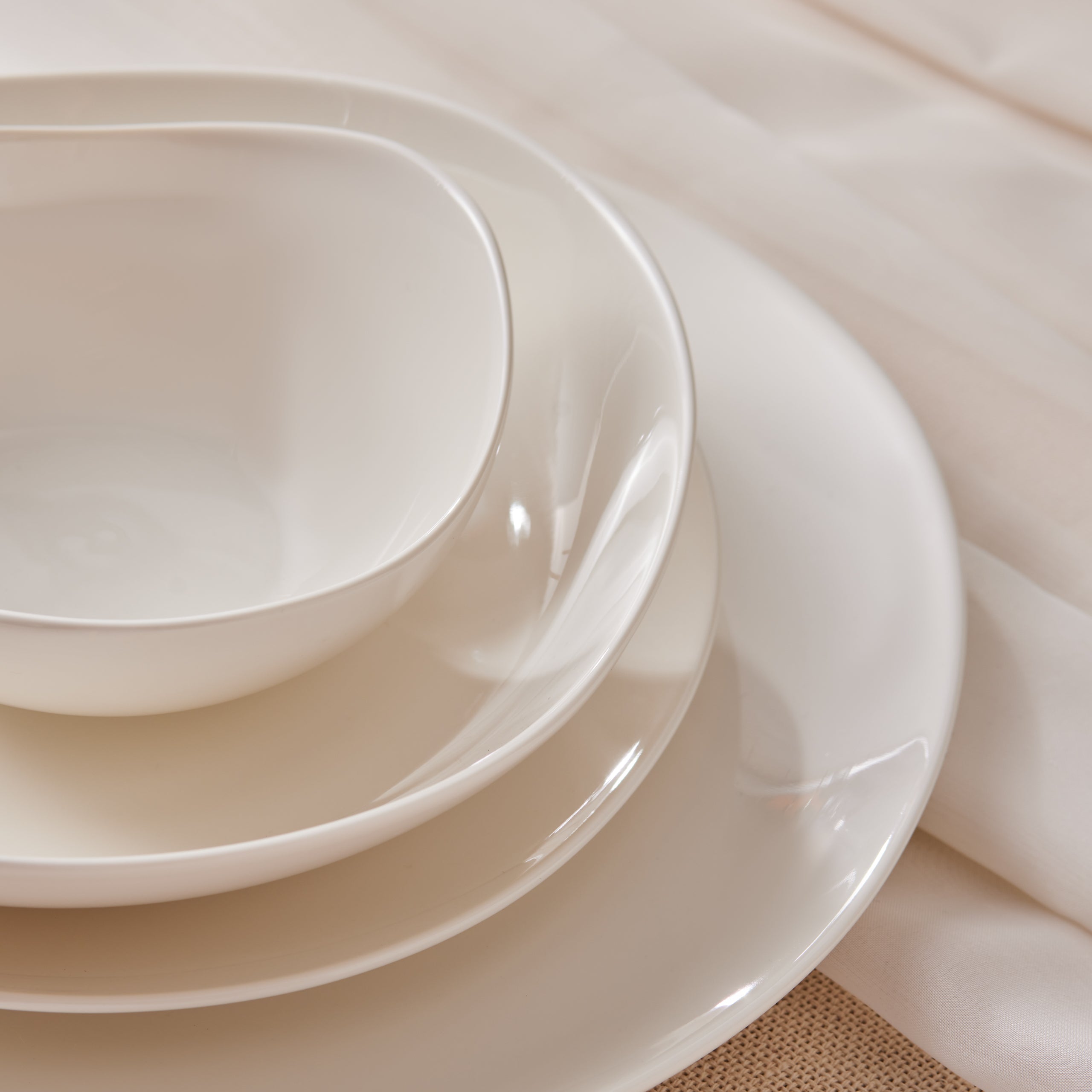 Karaca Streamline Rubicon witte dinerset voor 6 personen - Bone China borden en kommen set - keuken diner servies set - 24-delig